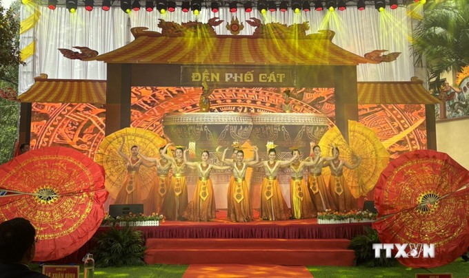 vna_potal_khoi_phuc_le_hoi_den_pho_cat_7292941.jpg